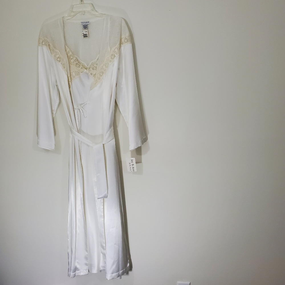 NWT Ivy & Annabelle White Gown and Matching Robe, Size Medium
